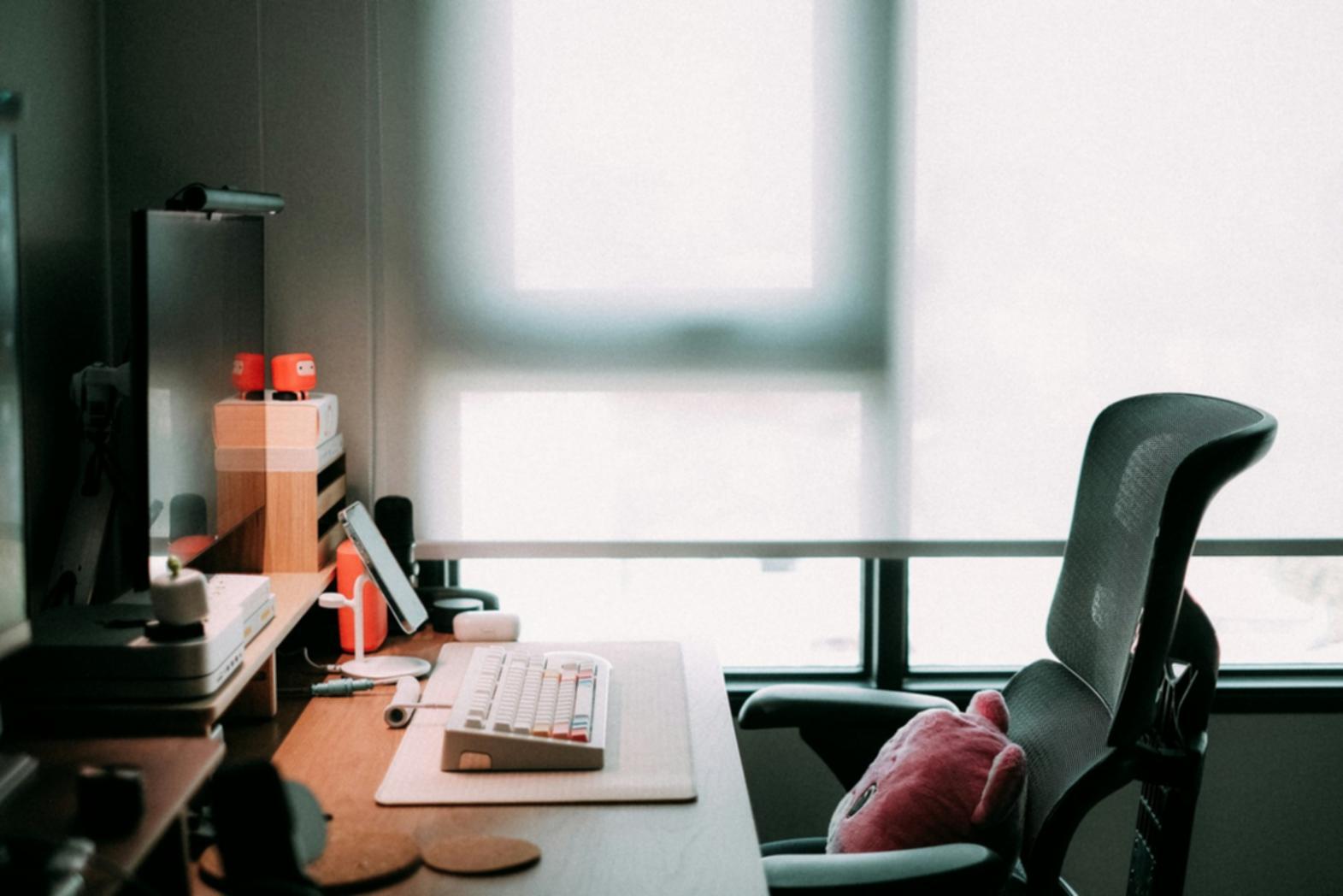 Ambiente di studio organizzato con tecnologia per l'apprendimento remoto